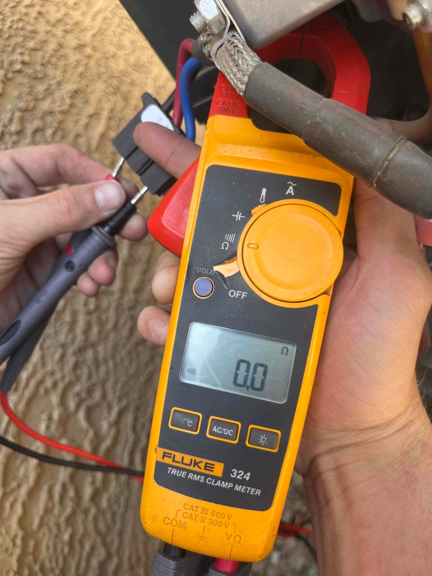 Diagnostic instrument display shows 0 Ω.