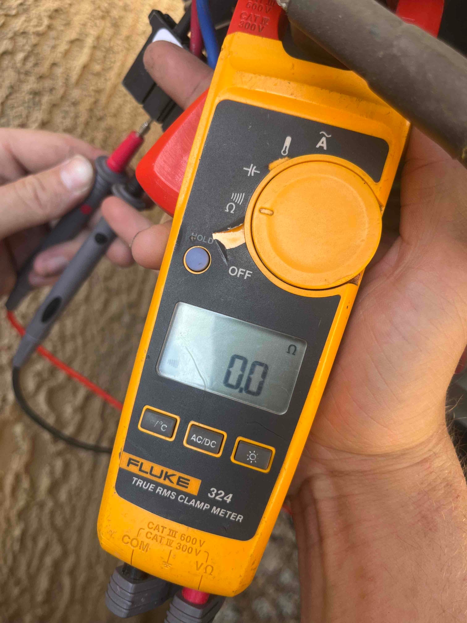 Diagnostic instrument display shows 0 Ω.