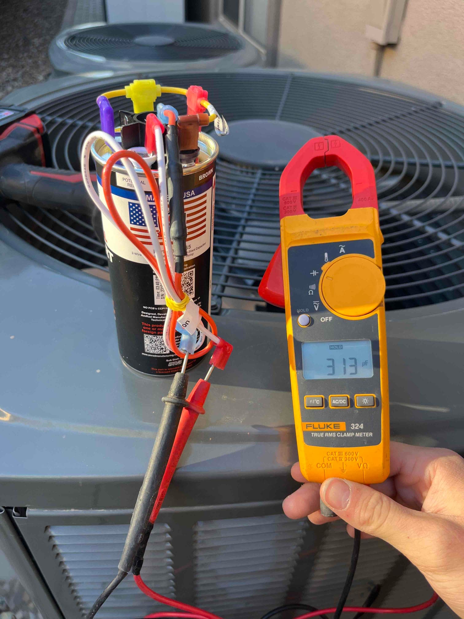 Diagnostic instrument display shows 31.3 μF.