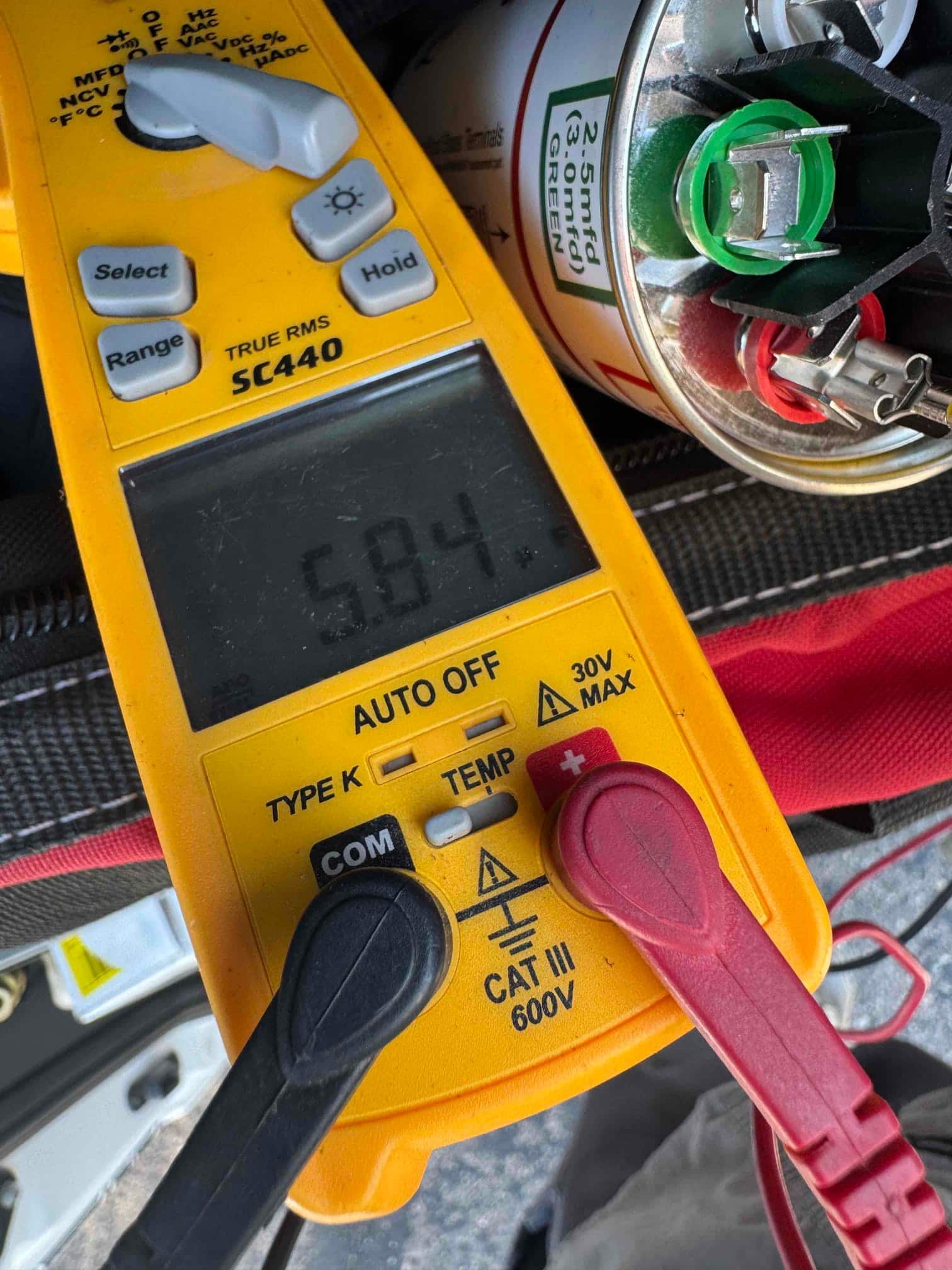Diagnostic instrument display shows 58.4 °F.