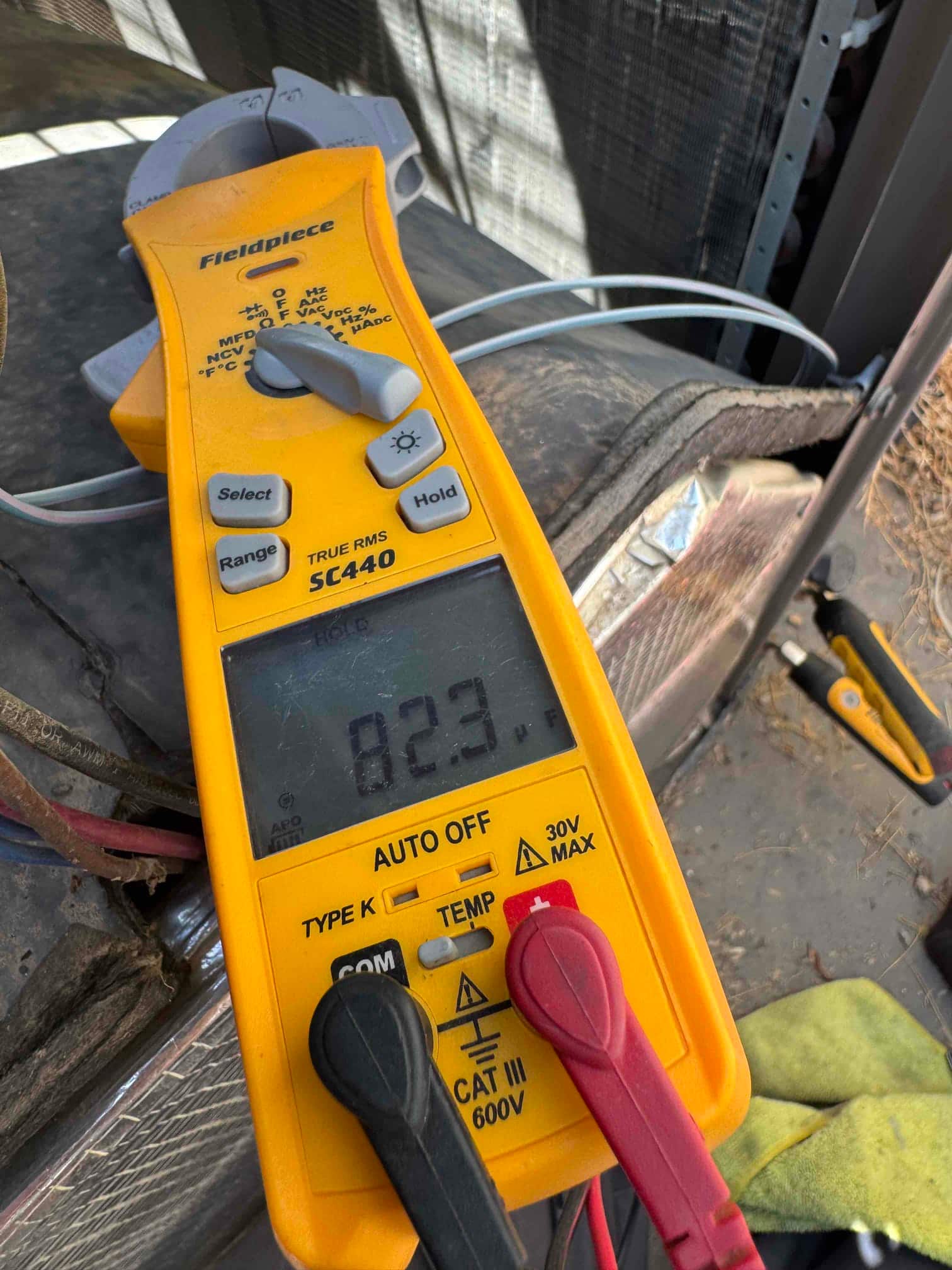 Diagnostic instrument display shows 82.3 μF.