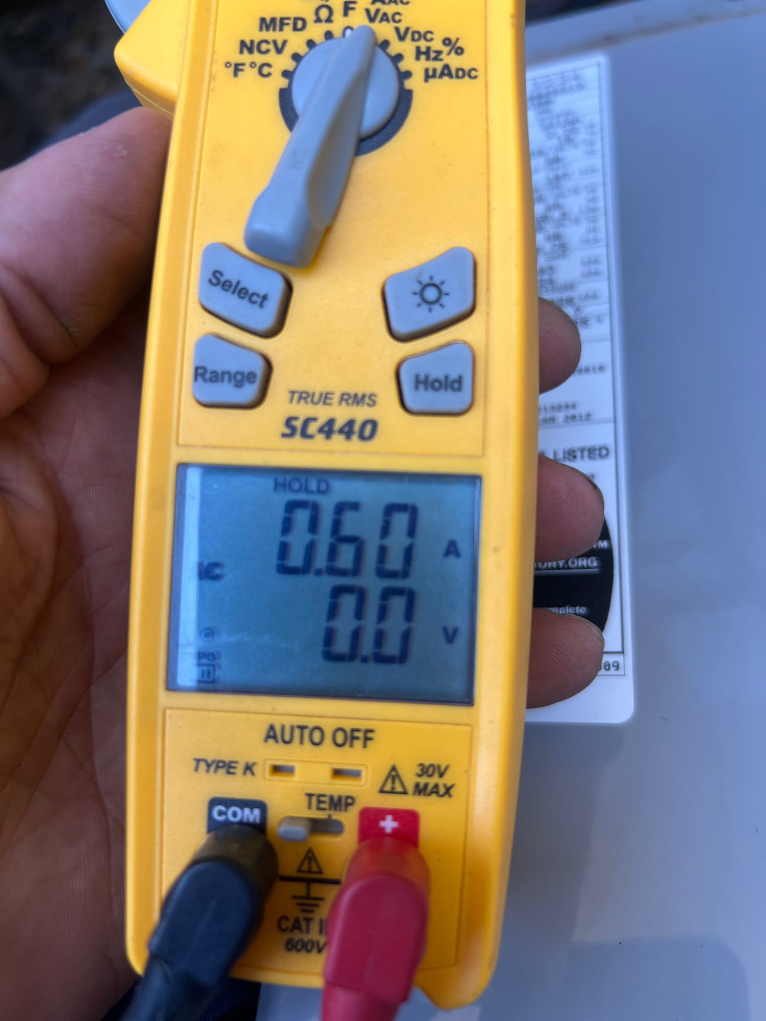 Diagnostic instrument display shows 0.6 A.