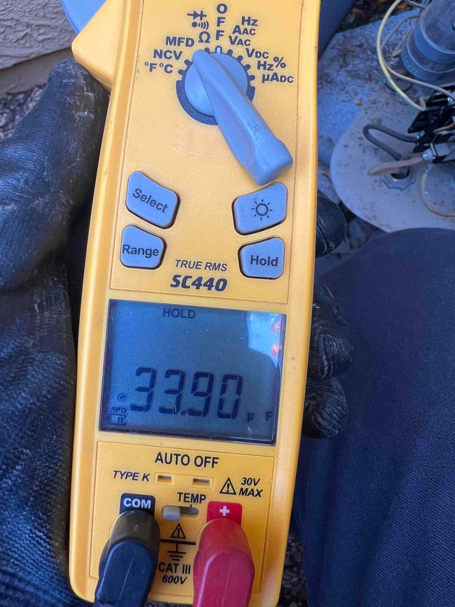 Diagnostic instrument display shows 33.9 μF.
