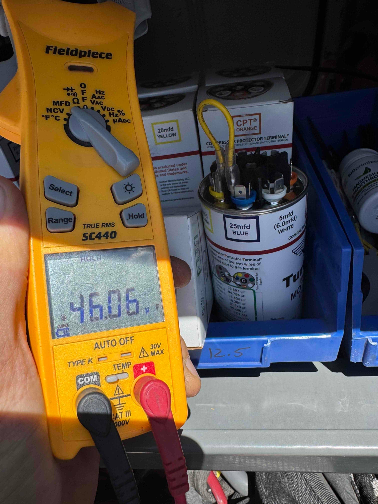 Diagnostic instrument display shows 46.06 μF.