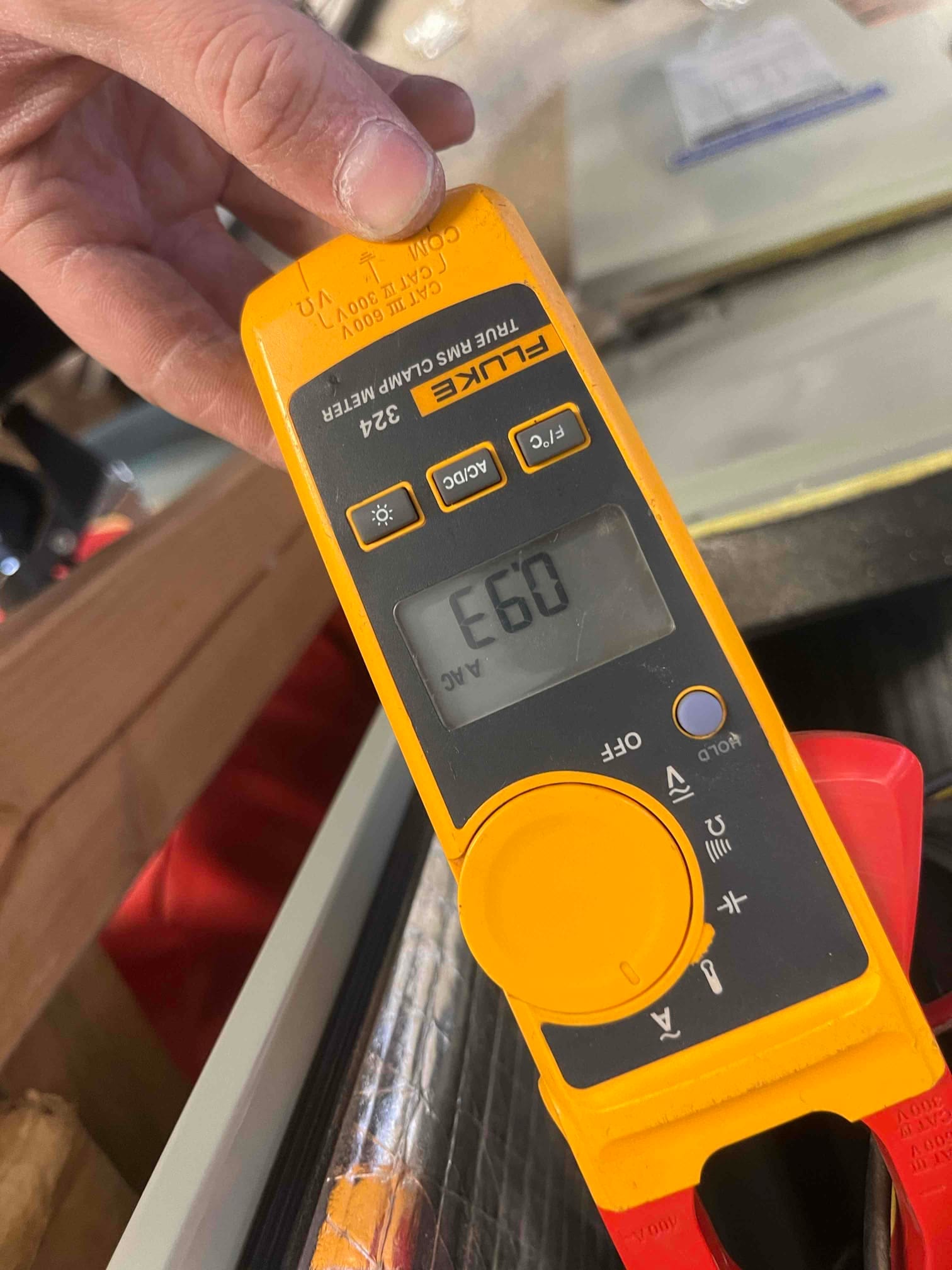 Diagnostic instrument display shows 0.6 A.