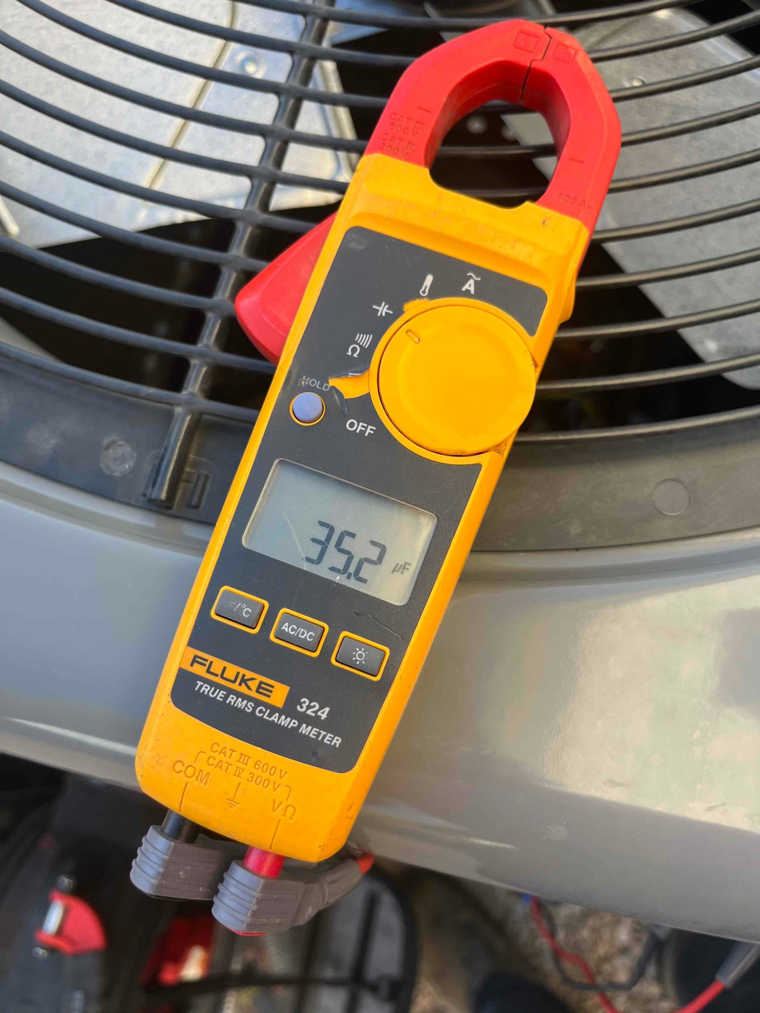 Diagnostic instrument display shows 35.2 μF.