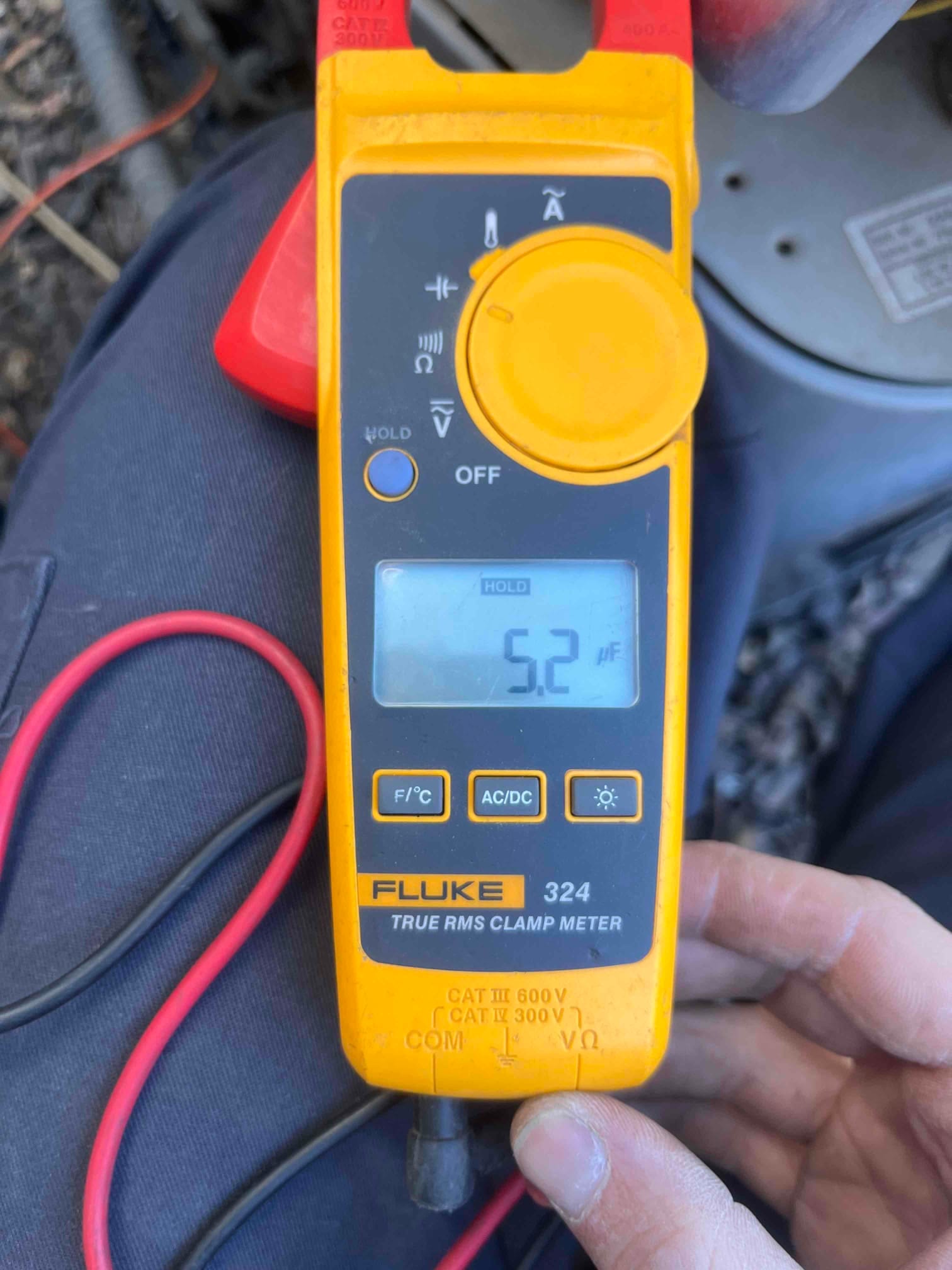 Diagnostic instrument display shows 5.2 μF.