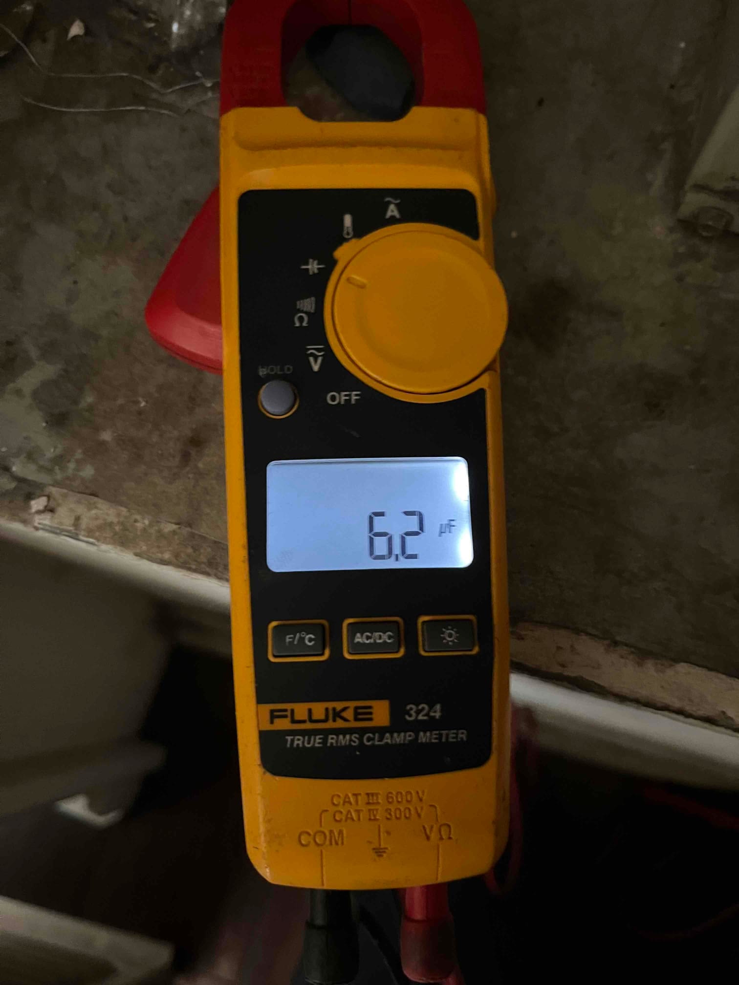 Diagnostic instrument display shows 6.2 μF.