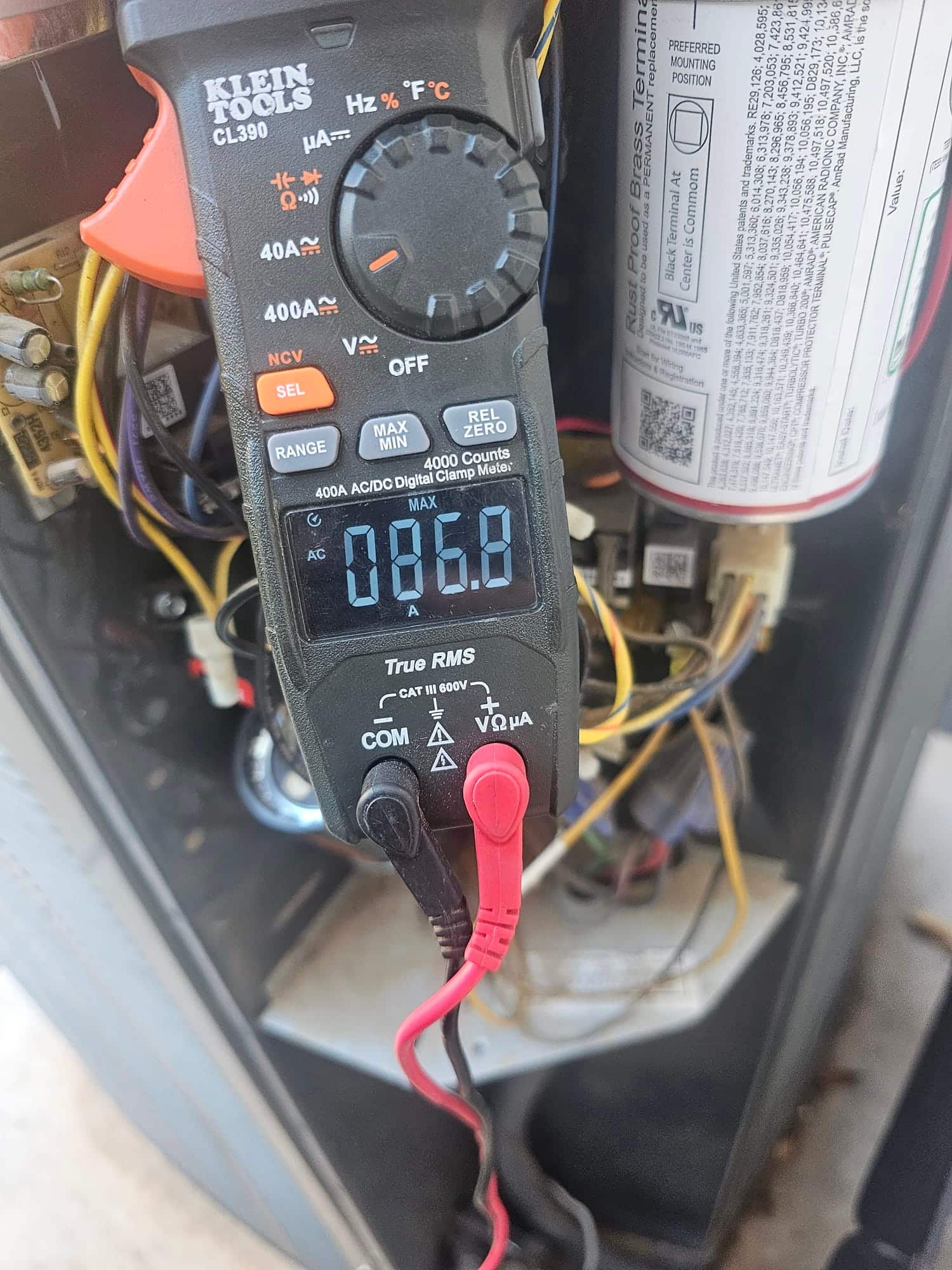Diagnostic instrument display shows 86.8 A.