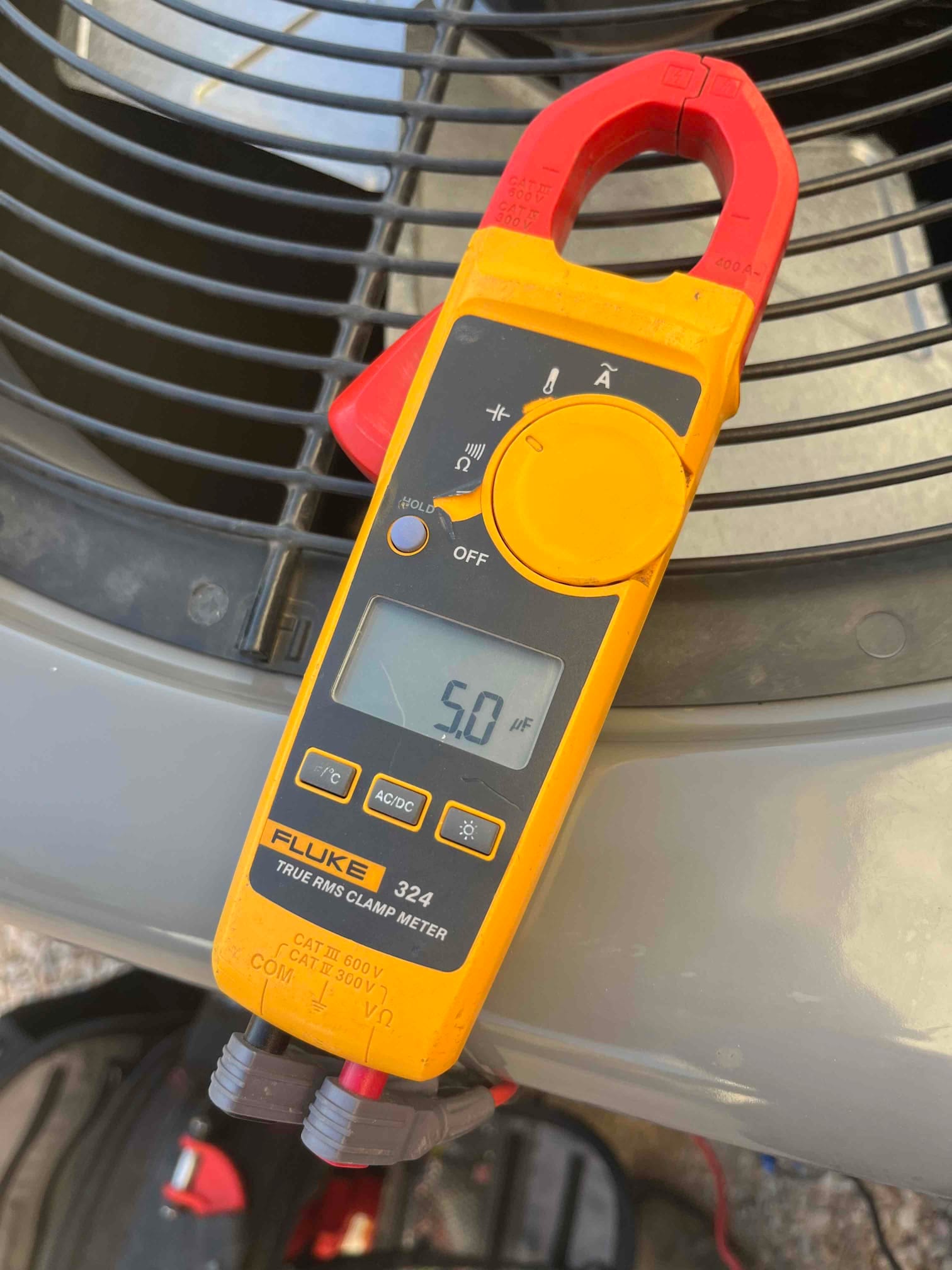 Diagnostic instrument display shows 5 μF.