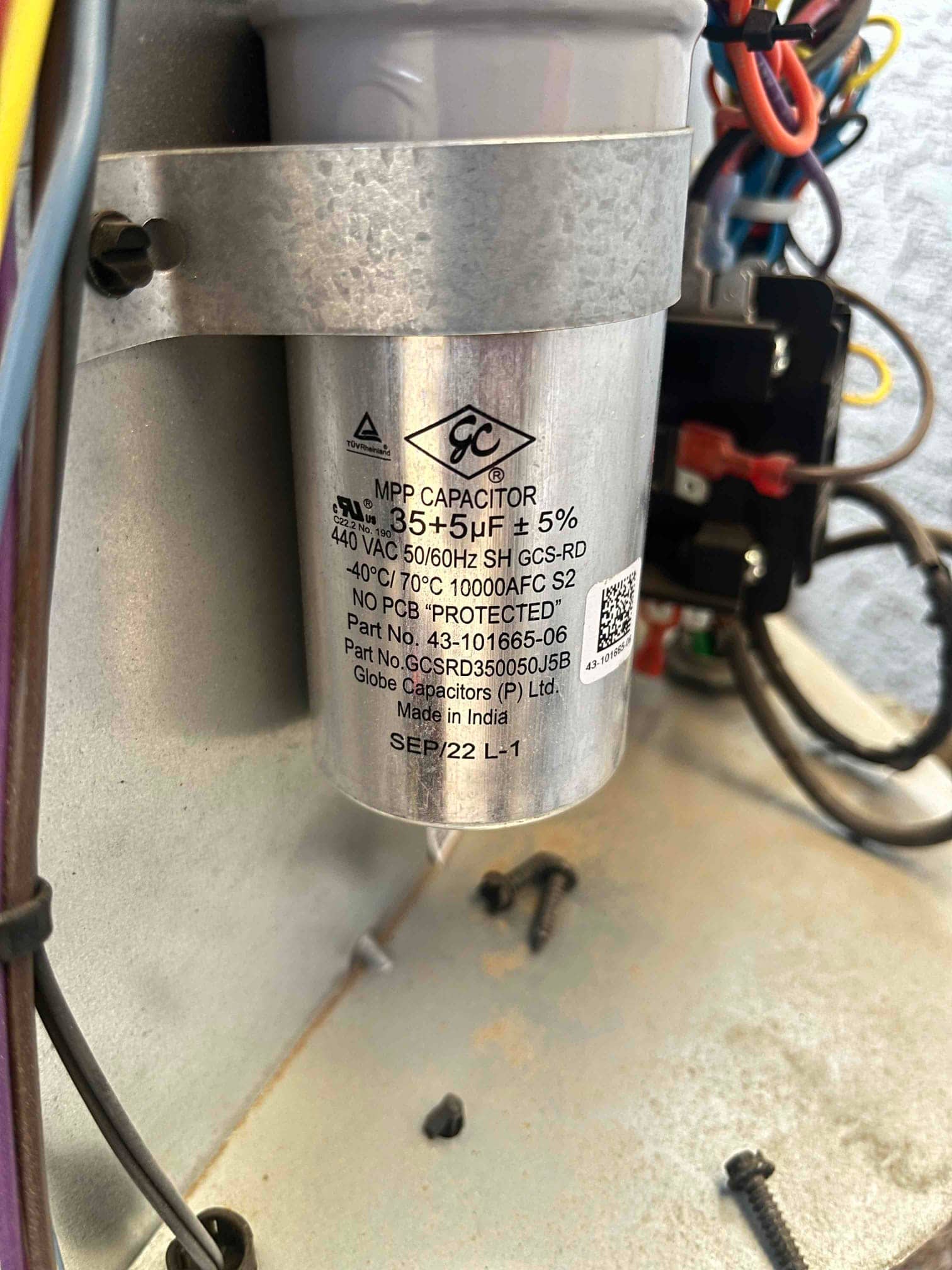 Dual-run capacitor labeled 35+5 μF ±5% 440 VAC, mounted inside the condenser control compartment with wiring nearby.