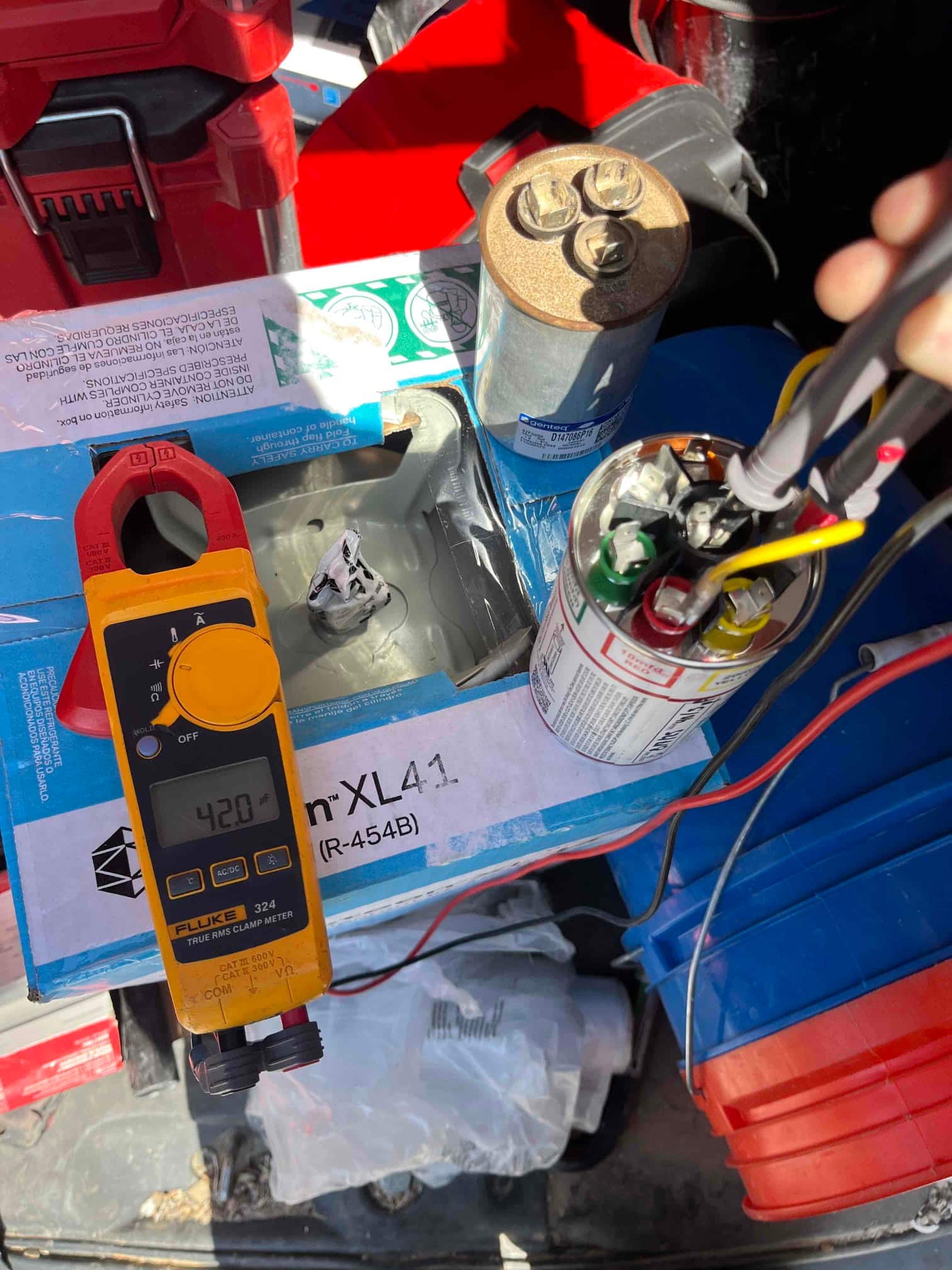 Diagnostic instrument display shows 42 μF.