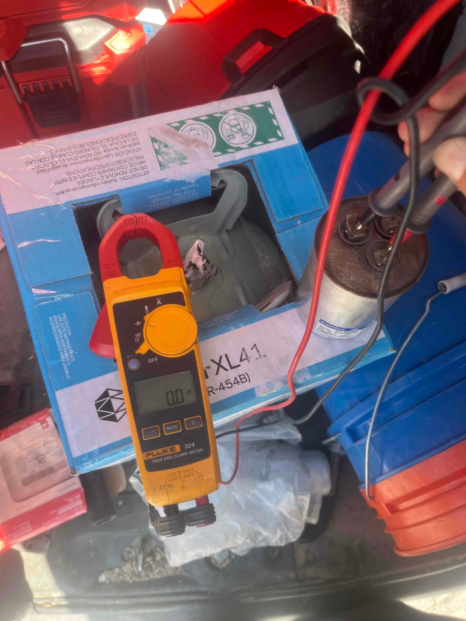 Diagnostic instrument display shows 0 μF.