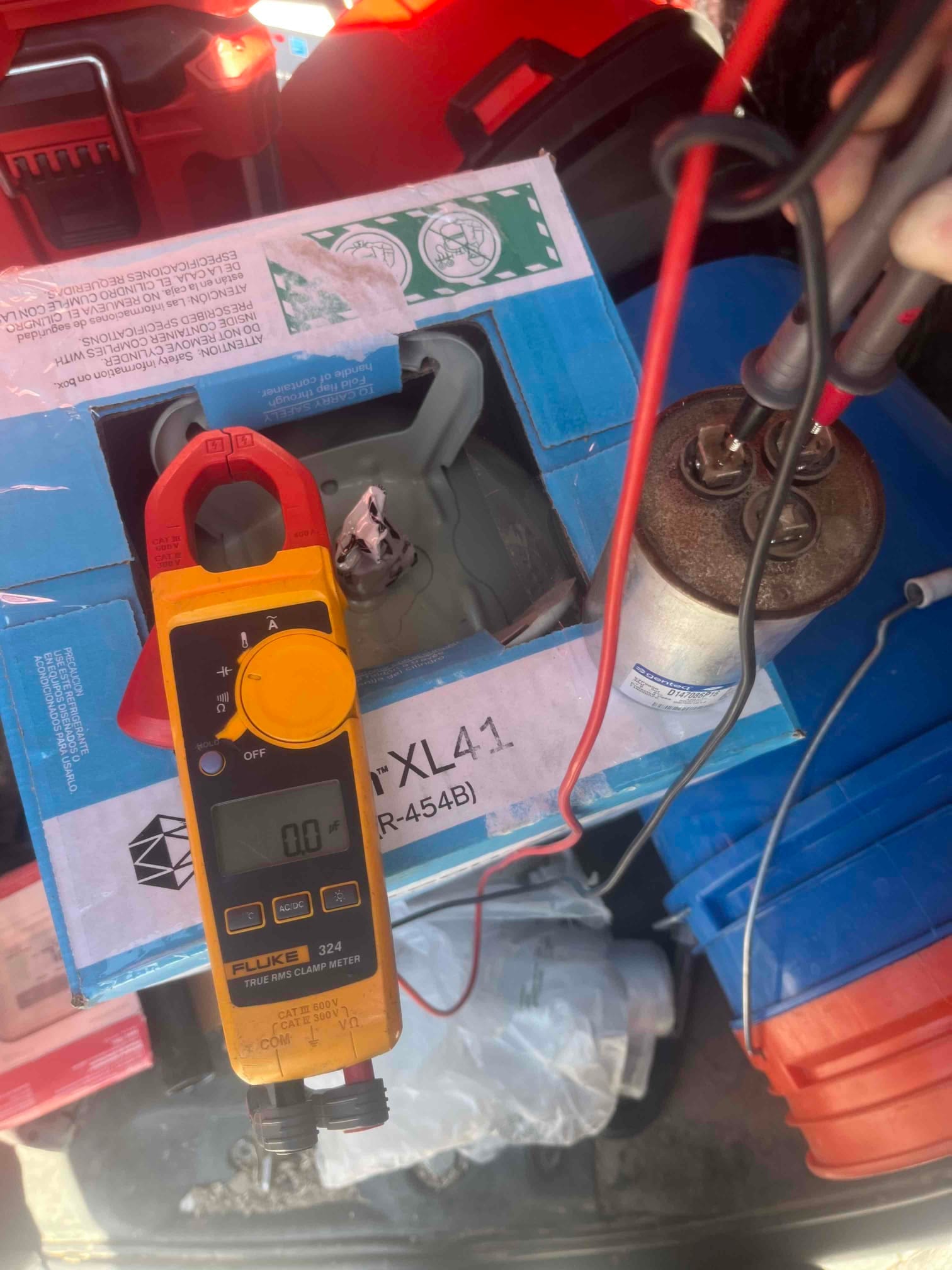 Diagnostic instrument display shows 0 μF.