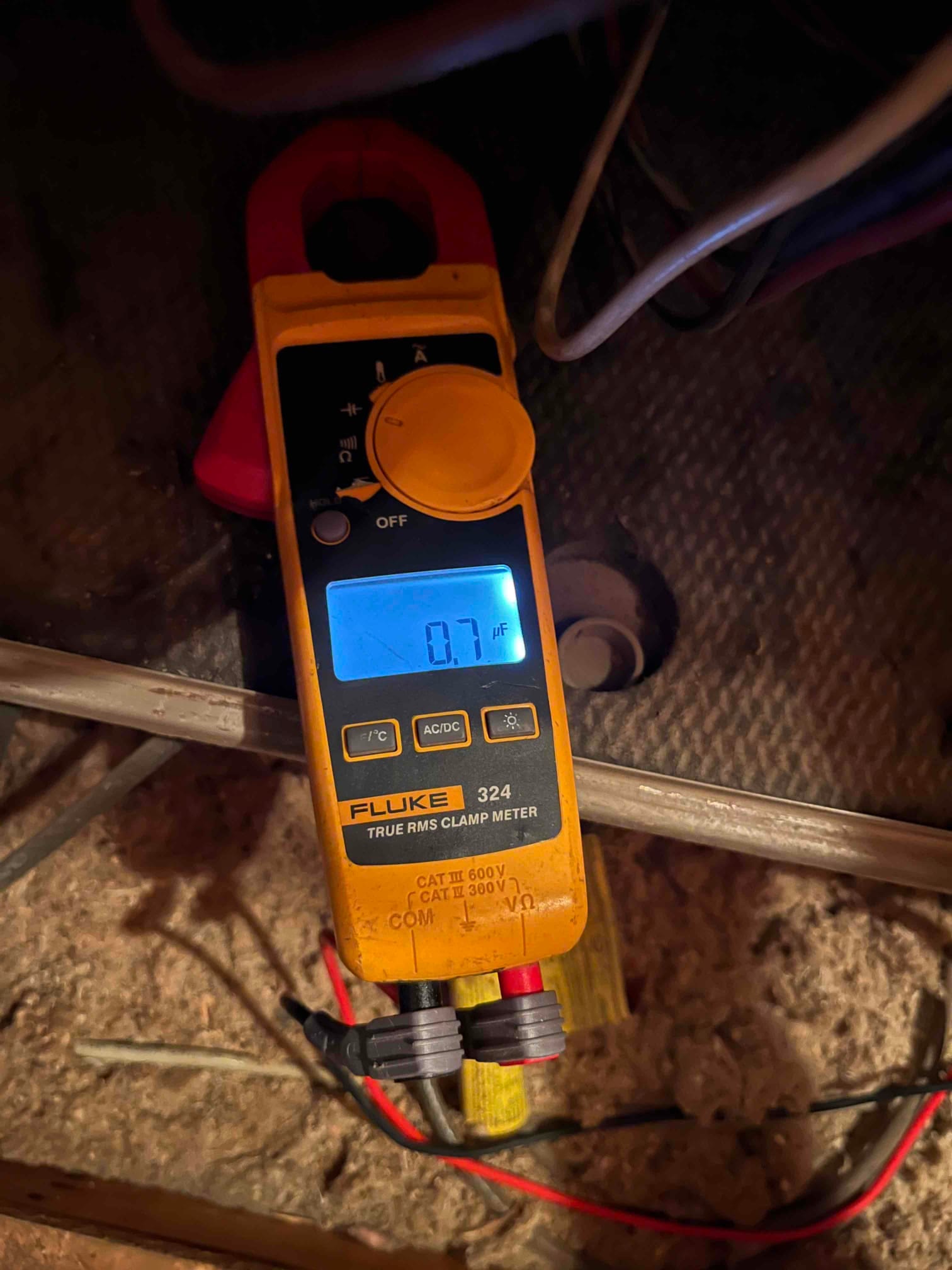 Diagnostic instrument display shows 0.7 μF.
