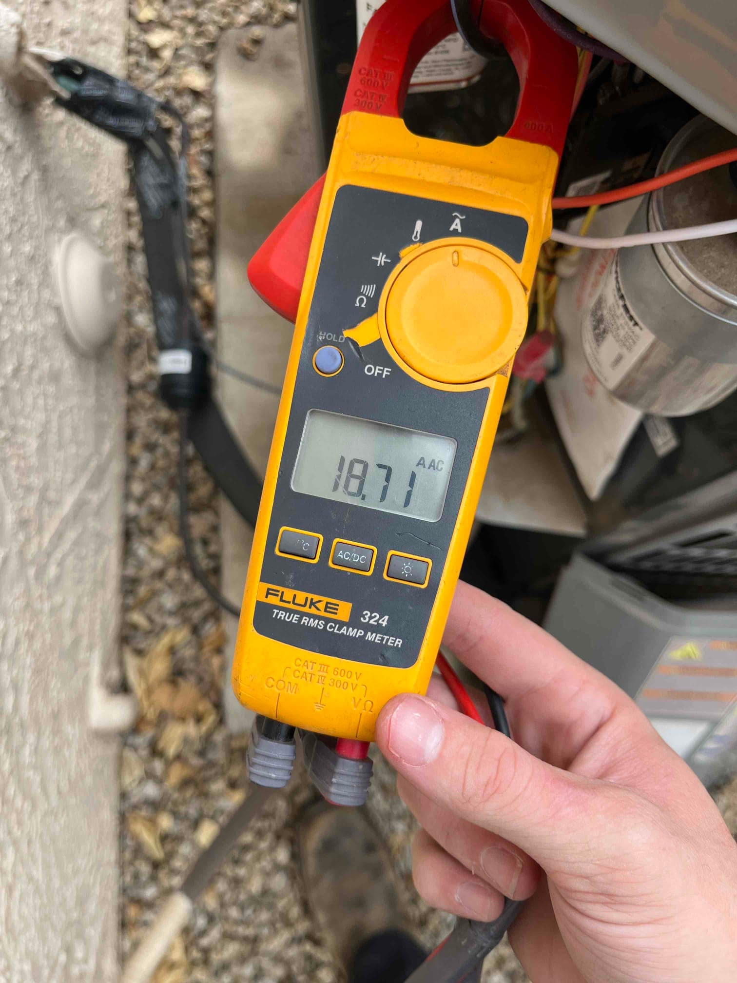 Diagnostic instrument display shows 18.71 A.