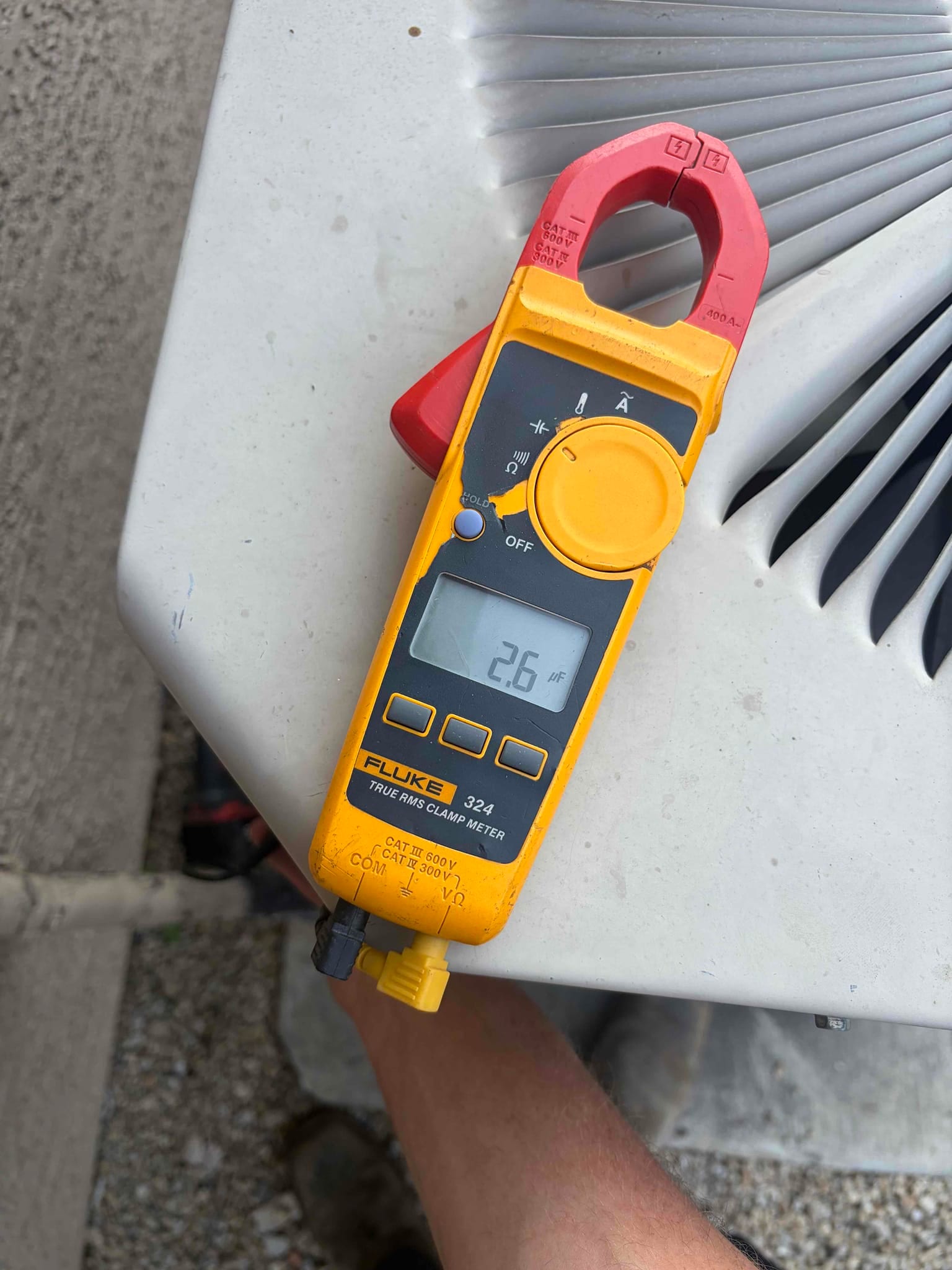 Diagnostic instrument display shows 2.6 μF.