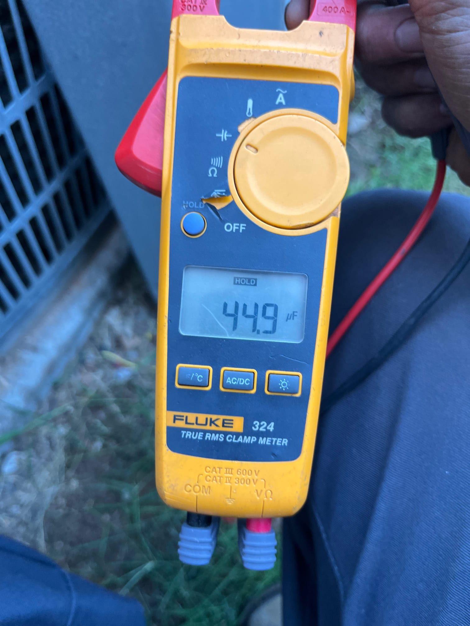 Diagnostic instrument display shows 44.9 µF.