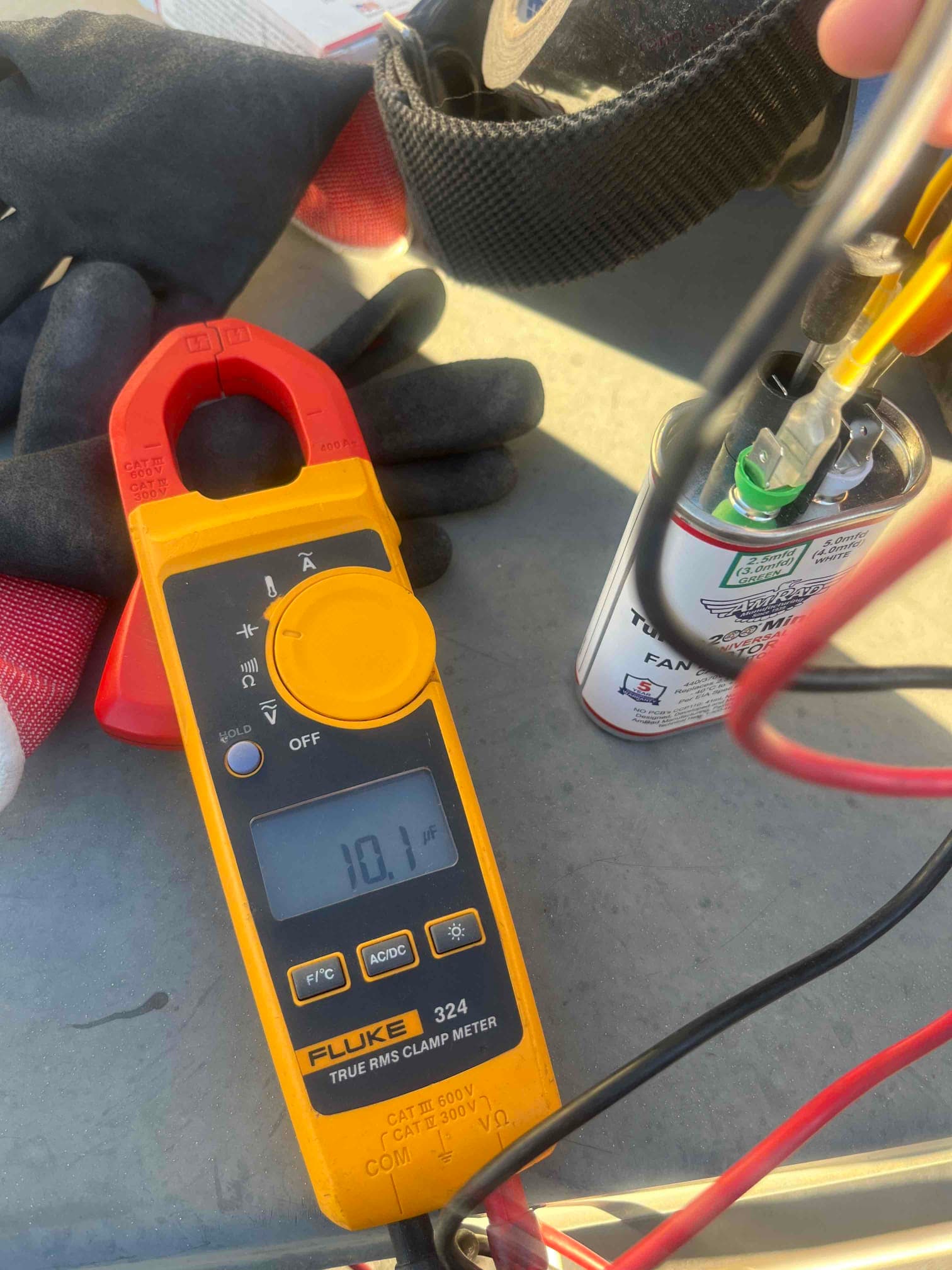 Diagnostic instrument display shows 10.1 μF.