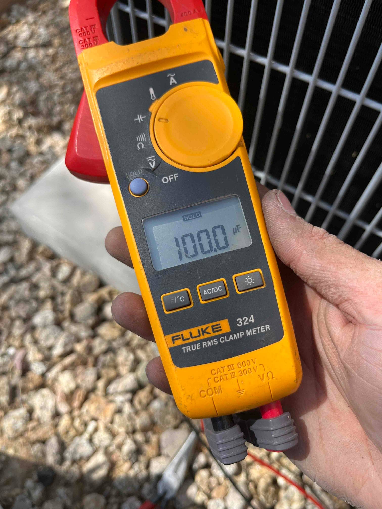 Diagnostic instrument display shows 100 μF.