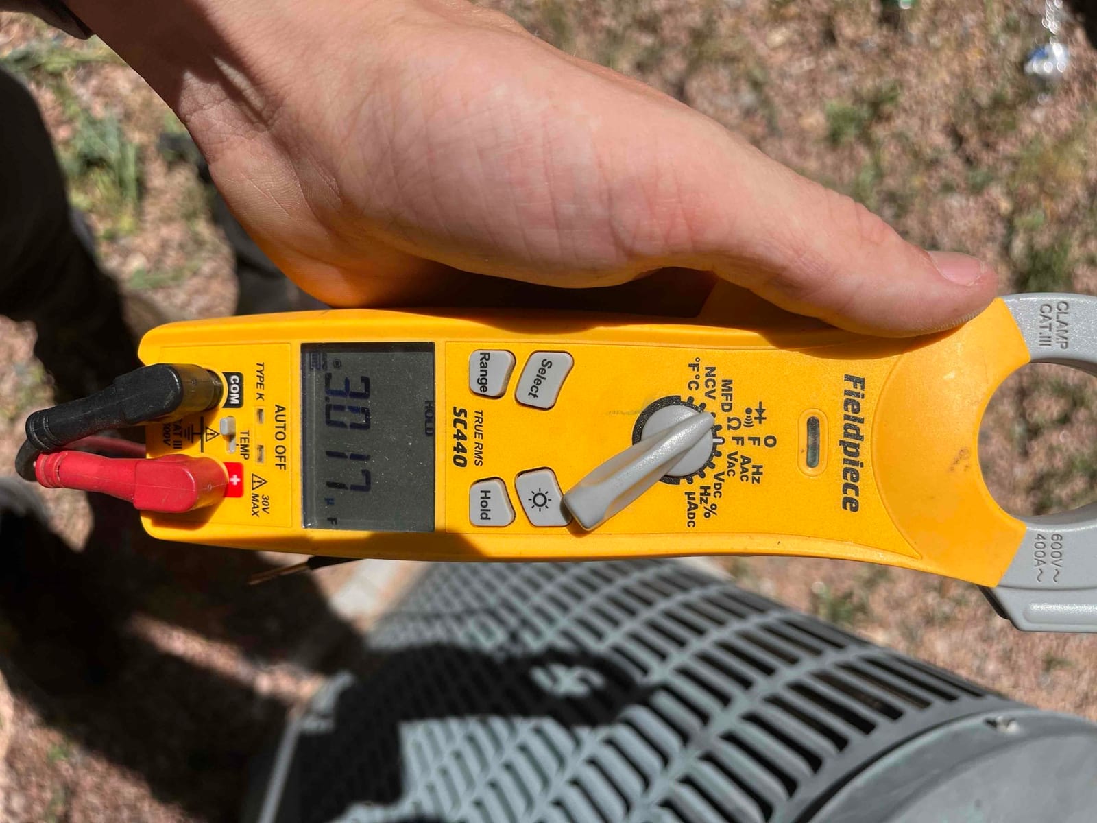 Diagnostic instrument display shows 30.17 μF.