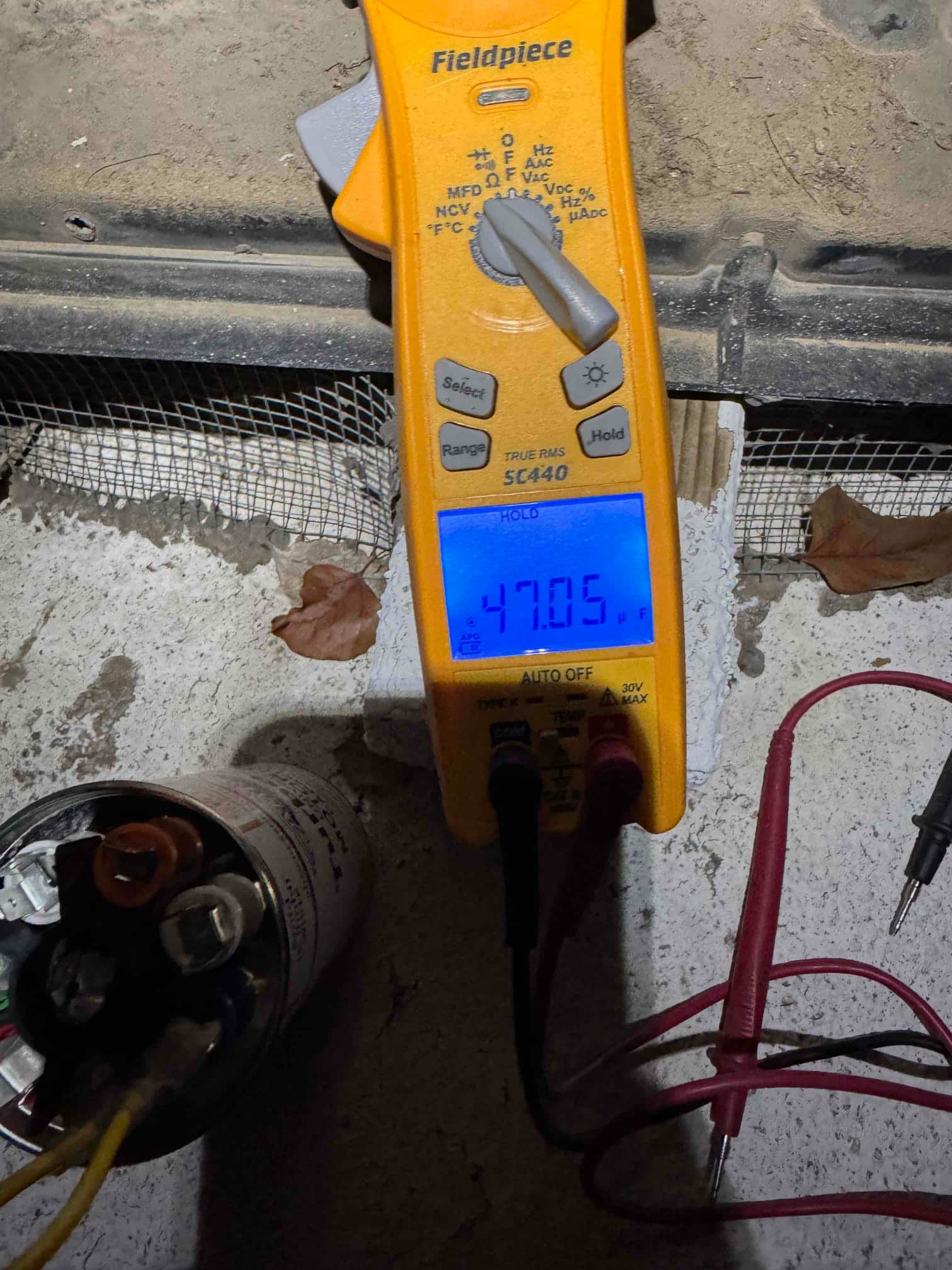 Diagnostic instrument display shows 47.05 μF.