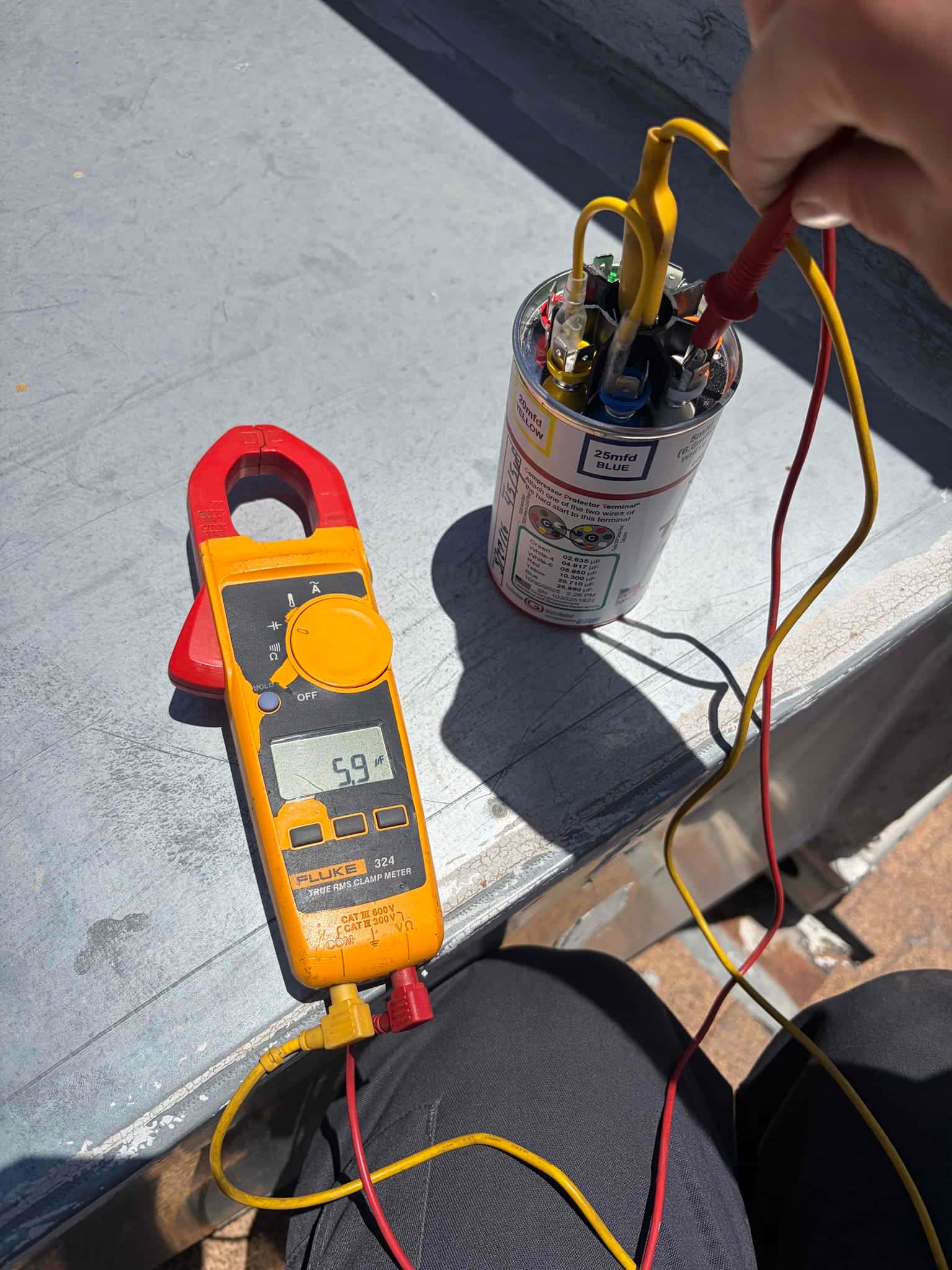 Diagnostic instrument display shows 5.9 μF.