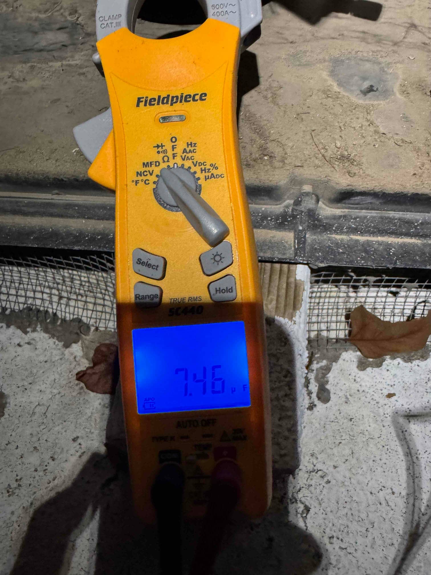 Diagnostic instrument display shows 7.46 μF.