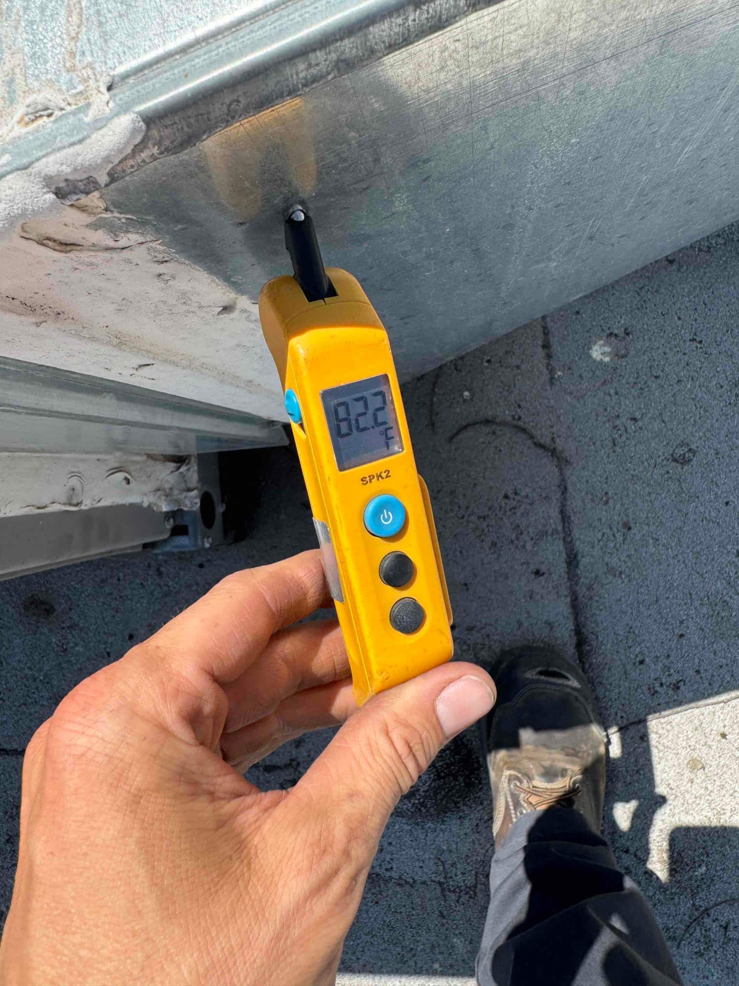 Diagnostic instrument display shows 82.2 °F.
