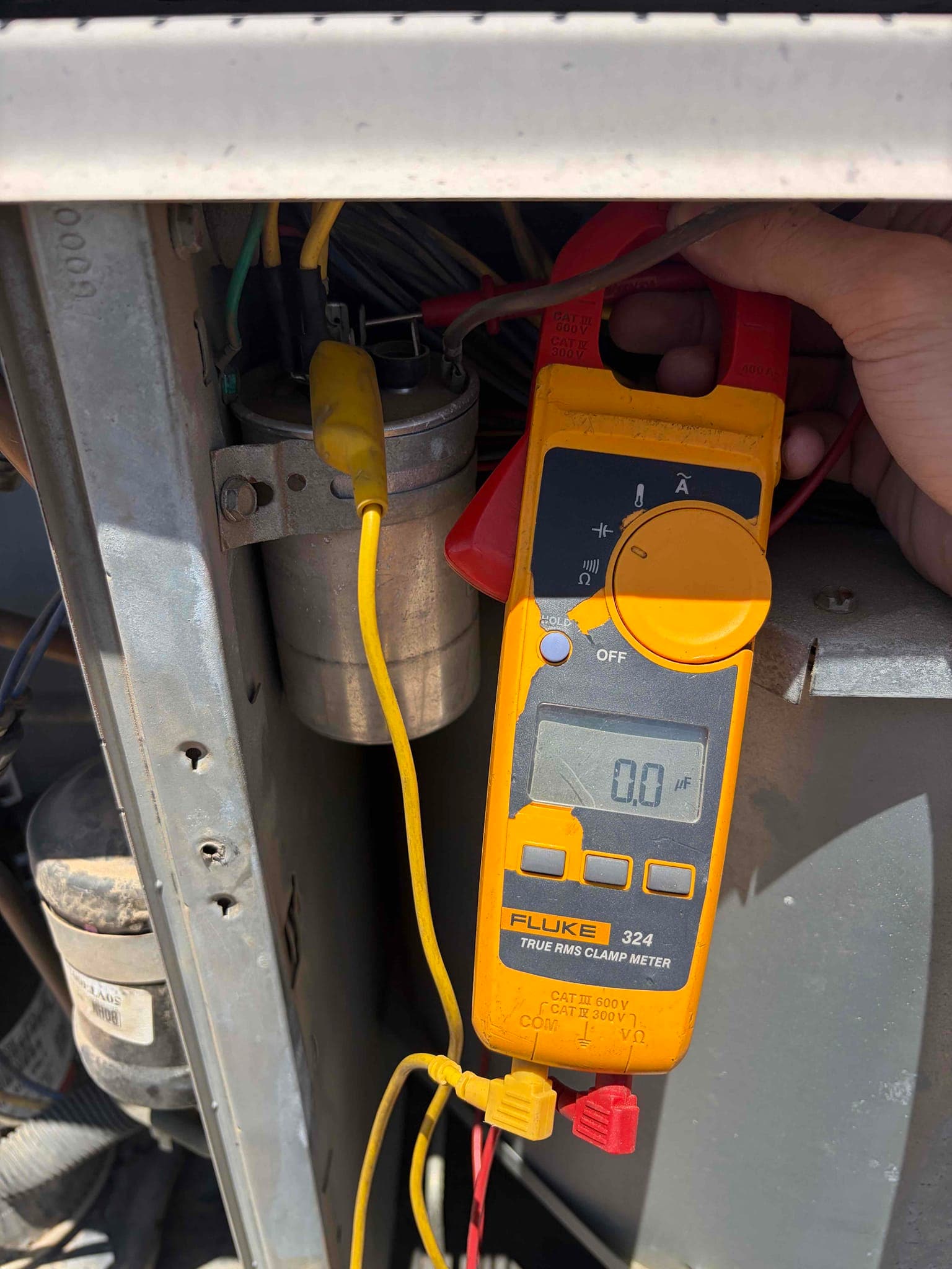 Diagnostic instrument display shows 0 μF.