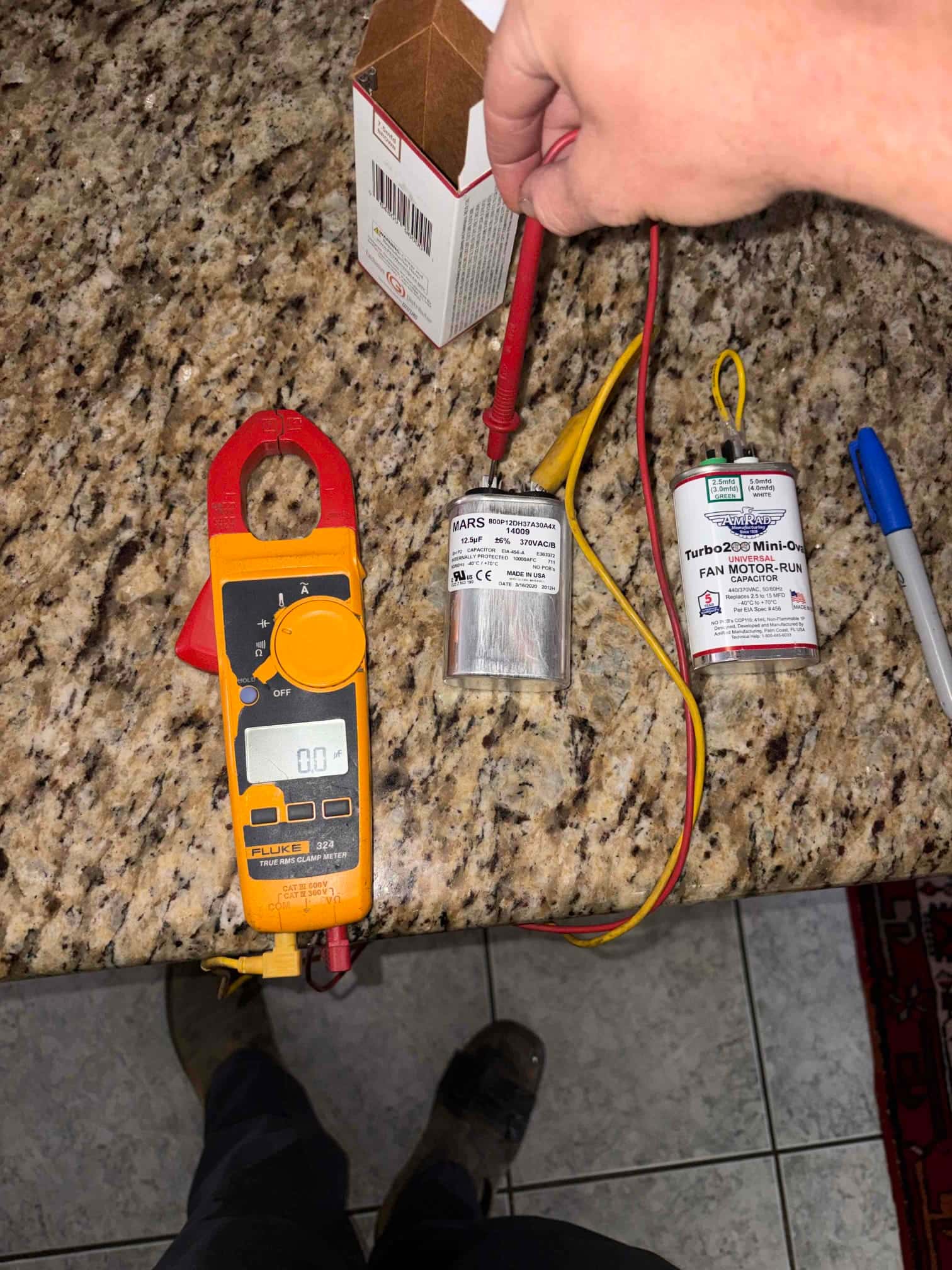 Diagnostic instrument display shows 0 μF.