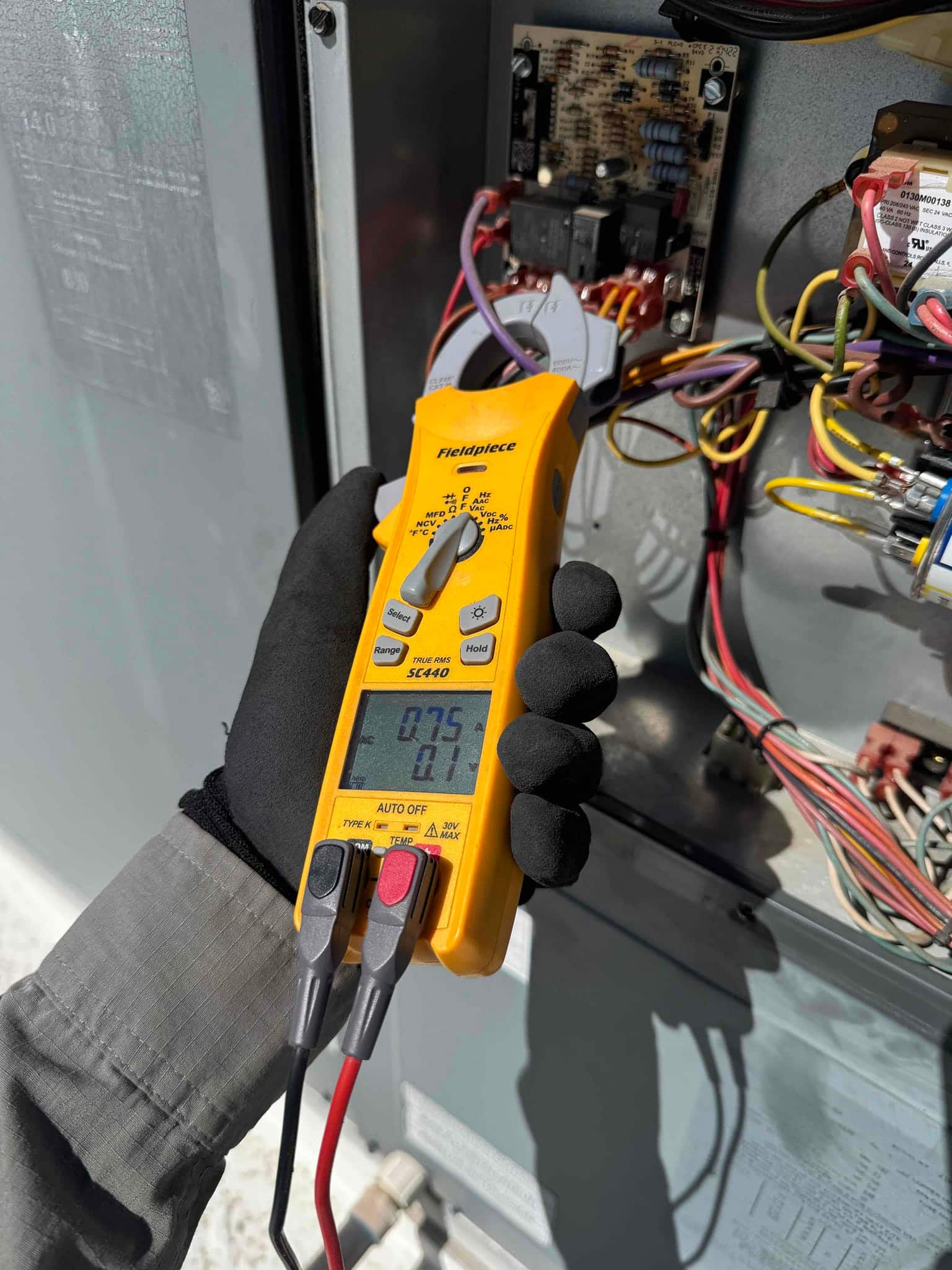 Diagnostic instrument display shows 0.75 A.