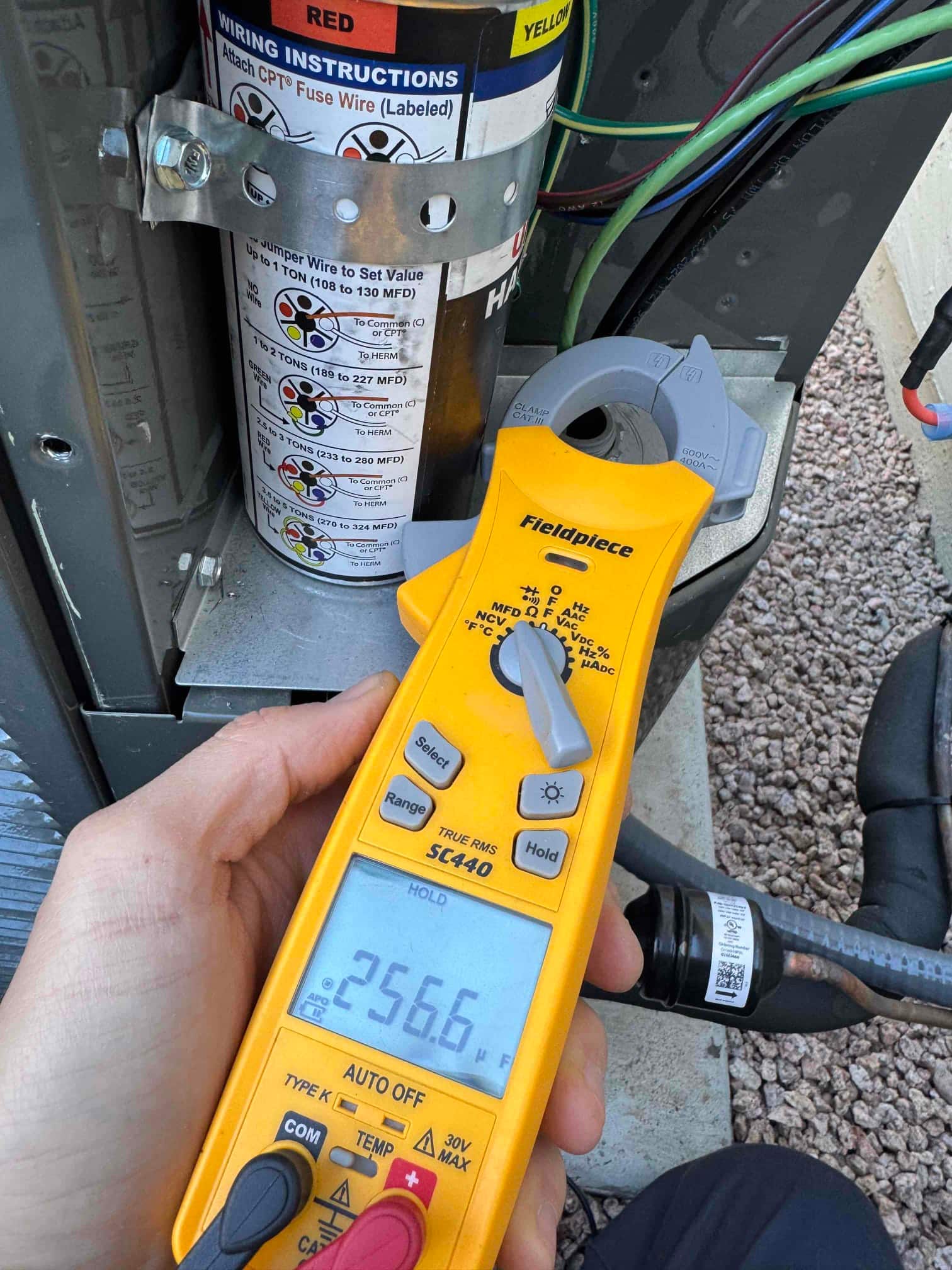 Diagnostic instrument display shows 256.6 μF.