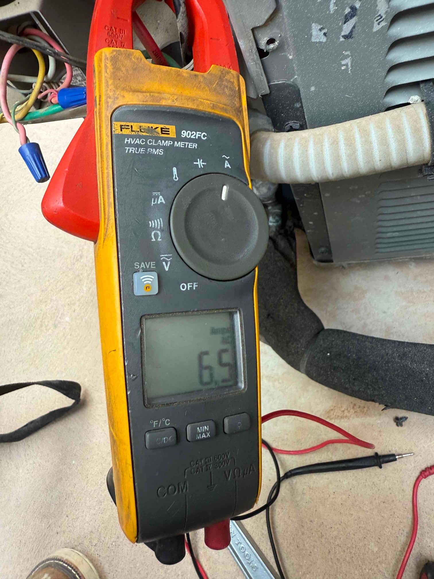 Diagnostic instrument display shows 6.9 A.