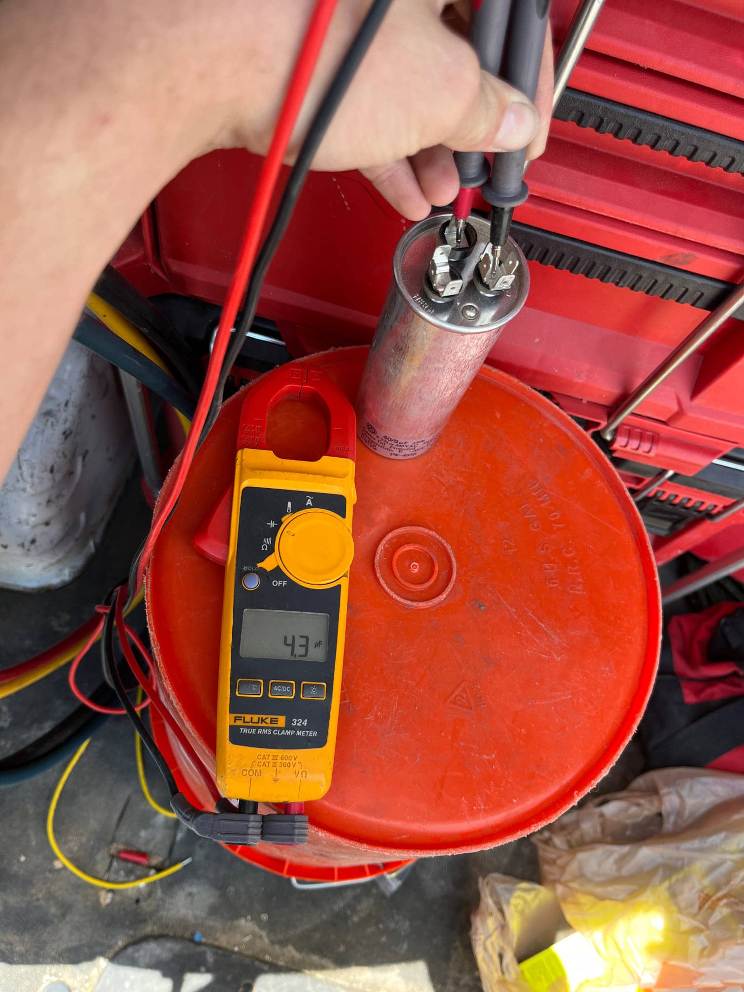 Diagnostic instrument display shows 4.3 μF.