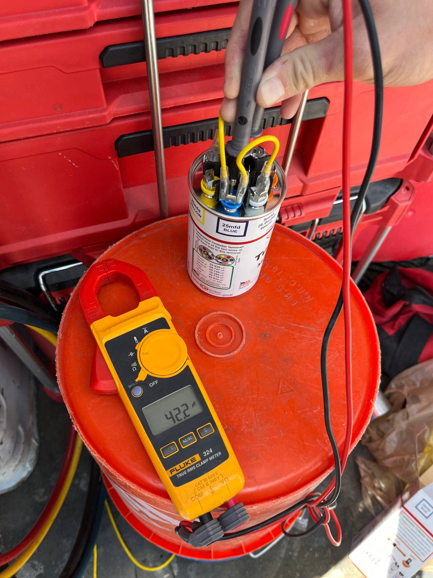 Diagnostic instrument display shows 42.2 μF.