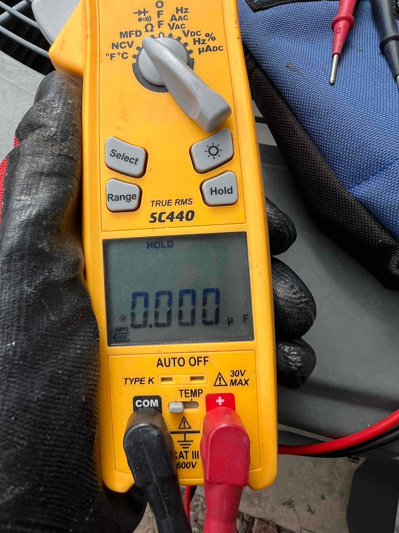 Diagnostic instrument display shows 0 μF.
