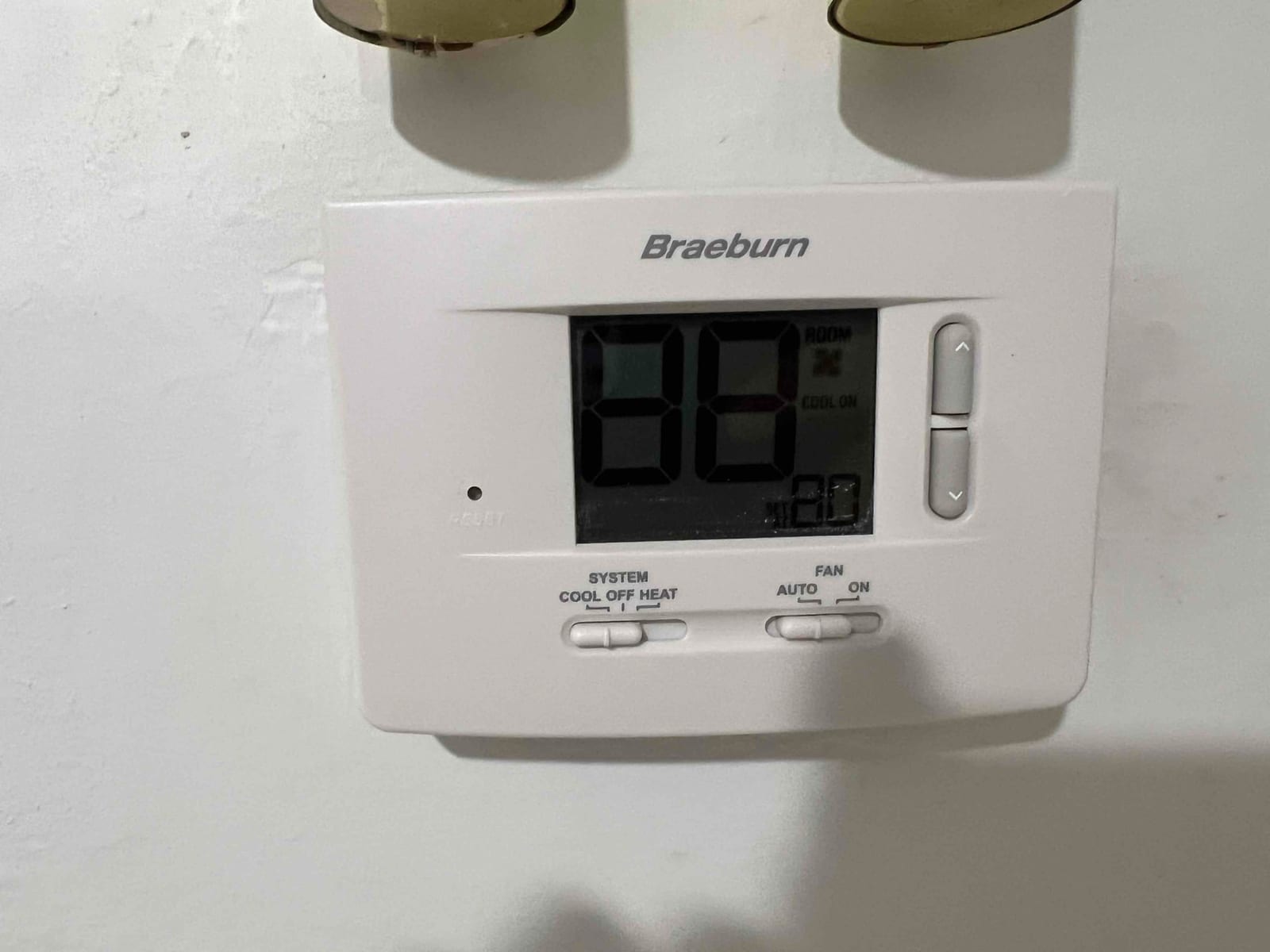 Digital wall thermostat displays 86° with COOL ON indicator, system switch set to COOL, and fan set to AUTO.