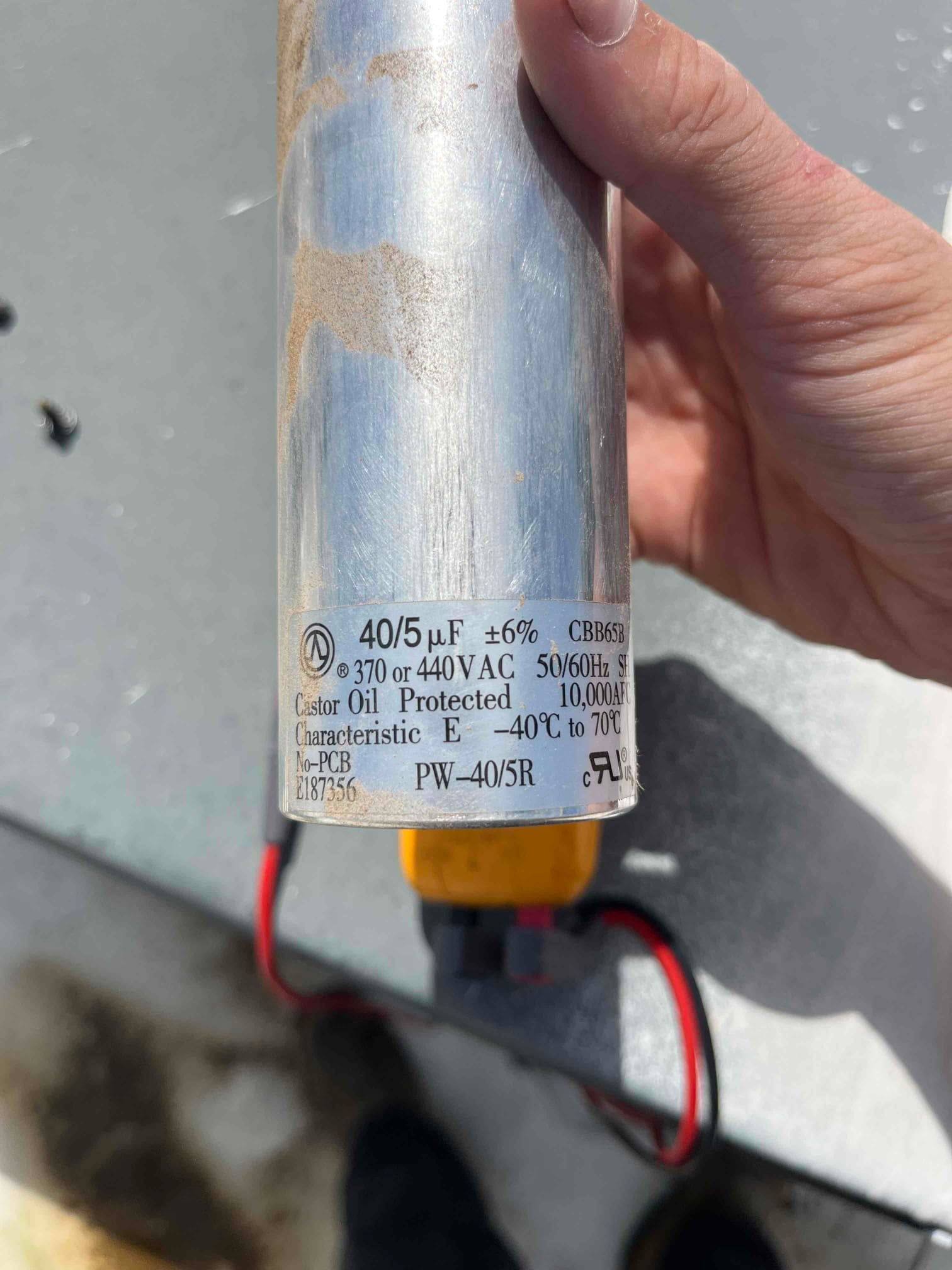 Dual-run capacitor with aluminum can and printed label: 40/5 μF ±6%, 370 or 440 VAC.