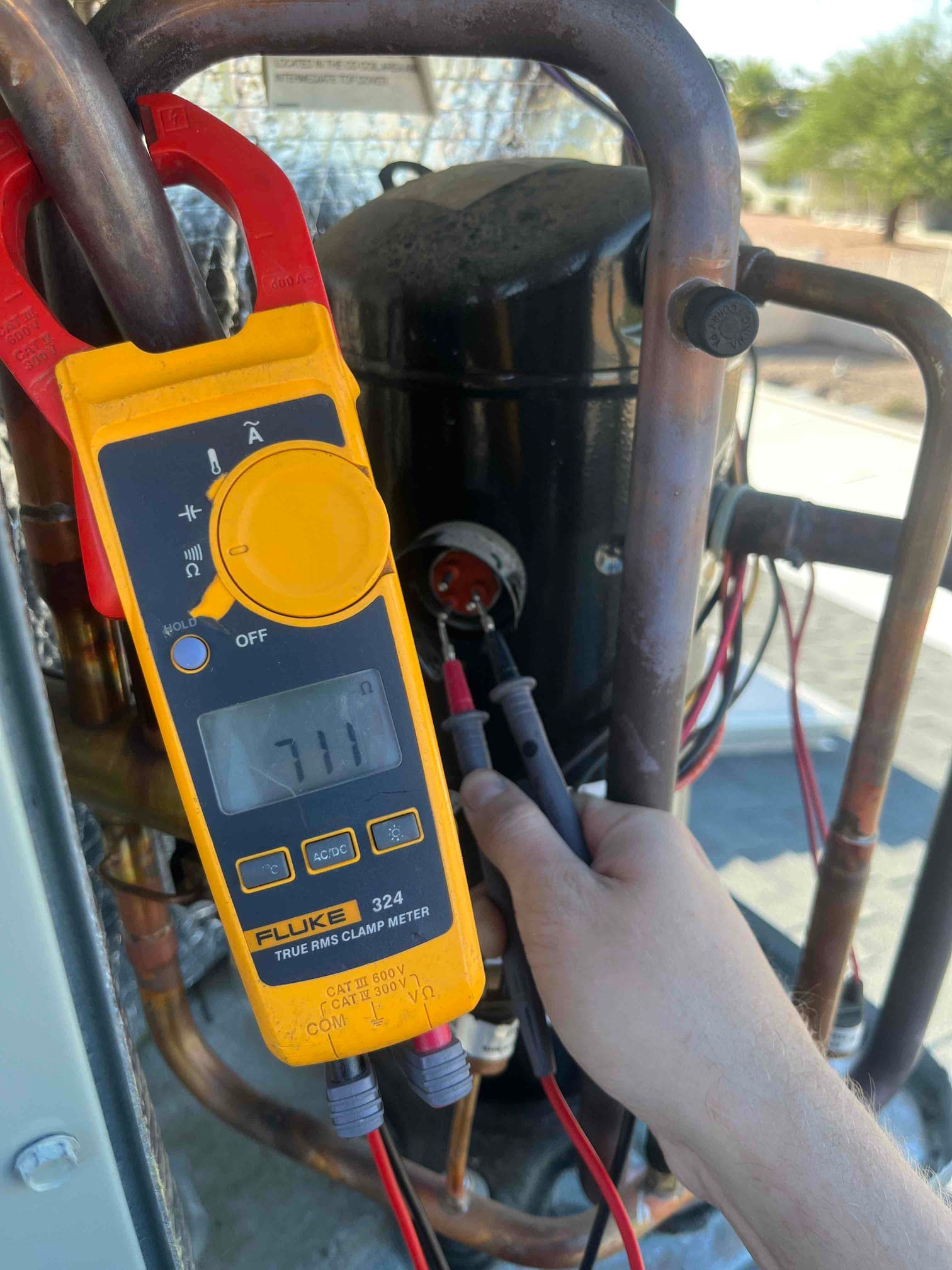 Diagnostic instrument display shows 711 Ω.