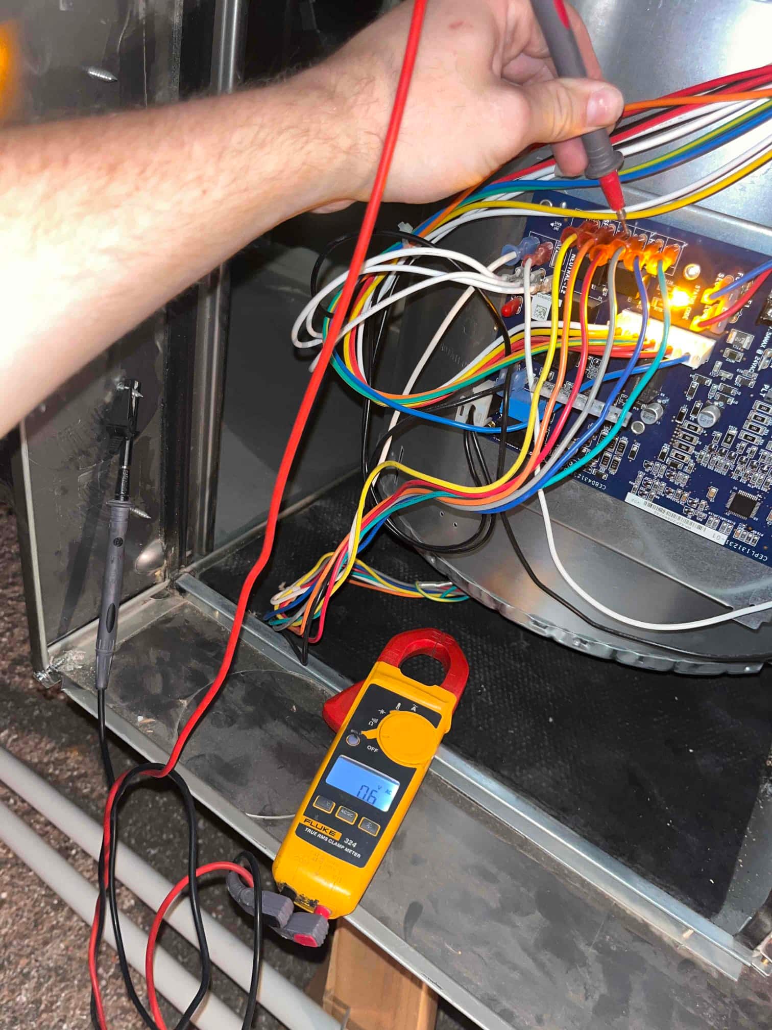Diagnostic instrument display shows 0.6 V.